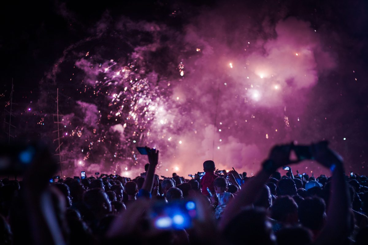 Feuerwerk über einer feiernden Menschenmenge bei einer Open-Air-Veranstaltung im Hoope Park Wulsbüttel
